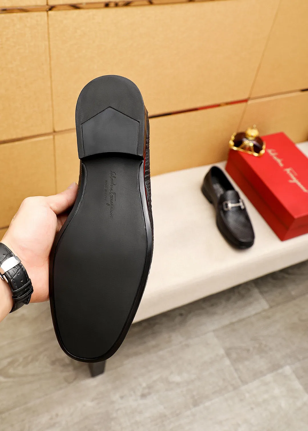 Men's shoes 💰460 💐 Product trademark: Ferragamo "Ferragamo" casual leather shoes Regular size: 38-44 (45.46🉑️customized) Product materials: Selected imported first-layer calfskin embossed upper + luxury hardware buckle, imported water-dyed cow leather lining. Strong three-dimensional visual effect, original rubber outsole Color: 1⃣️color optional